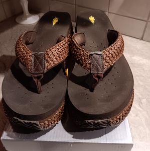 Women's size 9 Brown Volatile wedges